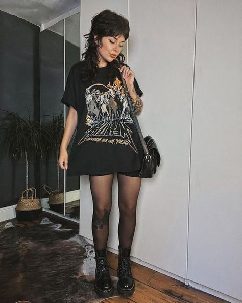 Band Shirt Outfits Fall, Band Tshirt Dress Outfit, Tights And Tshirt Outfits, Metallica Tshirt Outfits, Vintage Rocker Style, Punk Rock Show Outfit, Metalica Concert Outfits, Metalcore Concert Outfit, Metal Gig Outfit