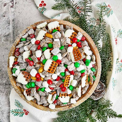 Christmas Holiday Muddy Buddy Recipe with Chex Mix Hot Chocolate Muddy Buddies, Holiday Muddy Buddy Recipe, Muddy Buddy Recipe Christmas, Christmas Muddy Buddies Recipe, Muddy Buddy Recipe, Holiday Dessert Drinks, Puppy Chow Christmas, Muddy Buddies Recipe, Chocolate Chex