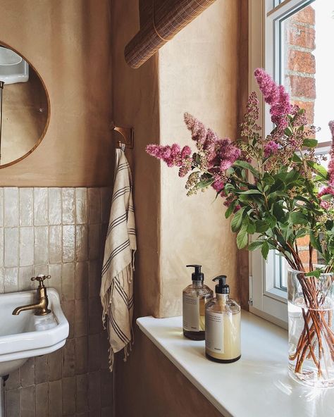 Laura & Nora on Instagram: “Flowers from the field in the bathroom🌸✨ #designtales_schoolhouse ____ #bathroominspiration #bathroomremodel #bathroominspo #bathroomideas…” Lime Wash Bathroom, Italian Style Bathroom, Mediterranean Bathroom Ideas, Wash Walls, Lime Wash Walls, Bathroom Vibes, Mediterranean Bathroom, Italian Bathroom, Home Moodboard