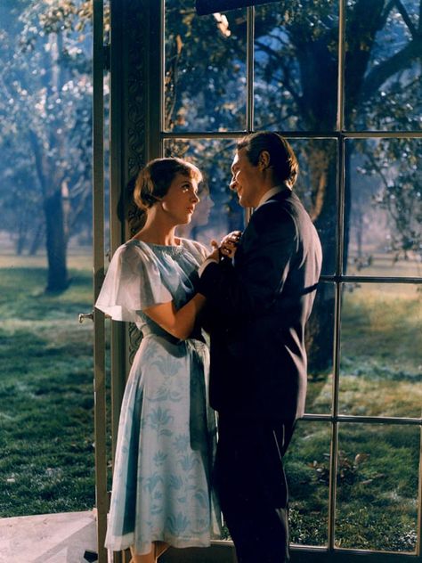 This picture= perfection! Cool pair Georg Von Trapp, Sound Of Music Movie, Comfort Movies, Christopher Plummer, The Sound Of Music, Music Pics, Julie Andrews, The Wizard Of Oz, Music Photo