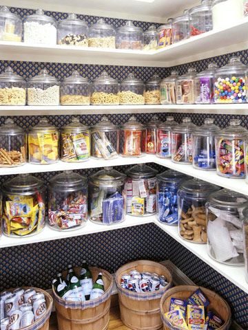 Love these glass canisters! Looks like a candy store! Also would love some baskets to store potatoes and onions Beautiful Pantry, Butler's Pantry, Pantry Storage, Pantry Organization, Kitchen Pantry, Glass Containers, Kitchen Stuff, Organization Hacks, Dream Kitchen