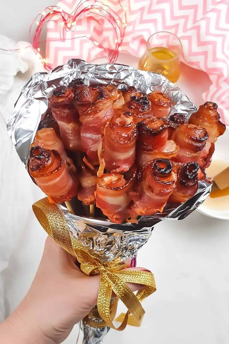 Love is in the air, and nothing says I love you like a bouquet of bacon! These Bacon Roses with a Whisky Maple Glaze are the perfect Valentine’s Day gift, Father's Day gift, or Mother's Day gift for a low carb bacon lover. Suitable for gluten-free, dairy-free, and keto diets, with a paleo and Whole30 option. Ready in less than an hour! #bacon #roses #baconroses #keto Bacon Bouquet, Bacon Roses, Food Bouquet, Edible Bouquets, Easy Bacon, Rose Recipes, Food Art For Kids, Bacon Lover, Baked Bacon