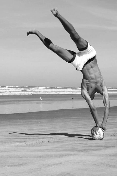 Men / Beach / Black and White Photography Sporty Guys, Sports Shoot, Beach Football, Beach Soccer, Soccer Moms, Nice Picture, Beach Sports, Soccer Boys, Play Soccer