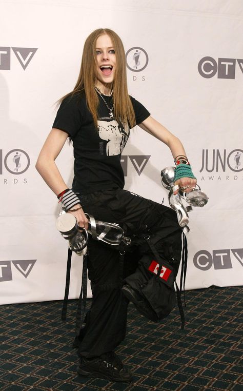 Avril Lavigne Outfits, Avril Lavigne 2002, Avril Lavigne Let Go, Avril Levigne, Avril Lavingne, Punk 90s, Avril Lavigne Photos, 90s Grunge Hair, Avril Lavigne Style