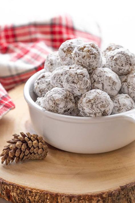 These Bourbon Coconut Date Balls are sweet, crispy and chewy - An easy and delicious no-bake holiday treat! #dateballs #holiday Date Nut Balls Recipe, Date Nut Balls, Nut Balls Recipe, Coconut Date Balls, Nut Balls, Date Balls, Yummy Healthy Breakfast, Peanut Butter Balls, Gluten Free Sweets