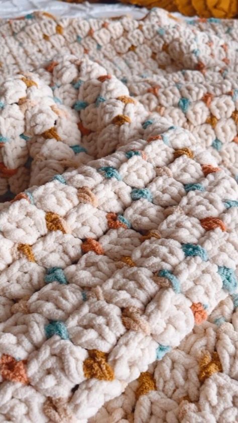 Movie Nights Throw – Easy Chunky Crochet Blanket - CJ Design Blog Cute Crochet Blanket Patterns, Quick Crochet Afghan, Easy Crochet Patterns Free Beginners, Cj Design, Quick Crochet Blanket, Chunky Yarn Crochet, Chunky Crochet Blanket Pattern, Yarn Color Combinations, Modern Crochet Blanket