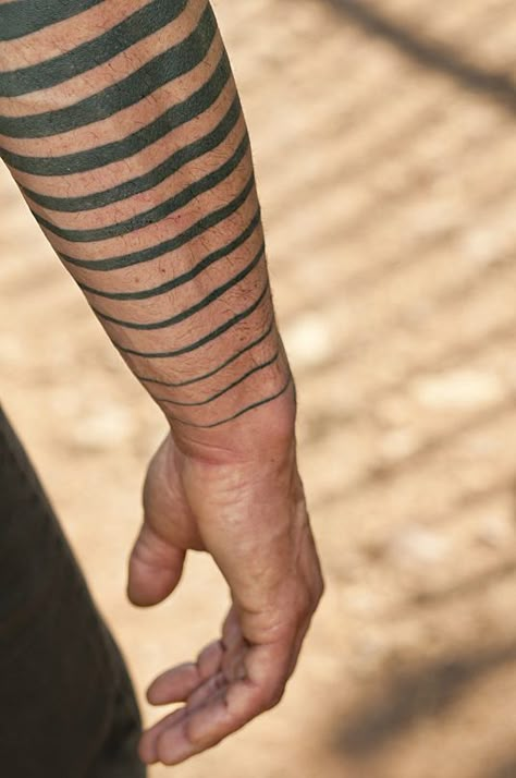 Striped arm tattoo. Tattoo Designs For Forearm, Tattoo Designs On Arm, Tattoo Designs On Hand, Tattoo Designs Dragon, Black And Blue Tattoo, Stripe Tattoo, Black Line Tattoo, Tatuagem Masculina Pequena, Band Tattoo Designs