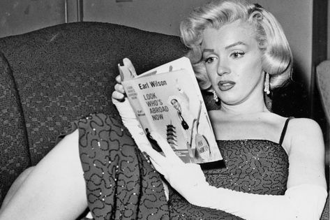 Marilyn Monroe Reading, Marilyn Monroe Books, My Week With Marilyn, Best Biographies, Trailer Film, 50s Women, Actor Studio, Marilyn Monroe Photos, Classic Actresses