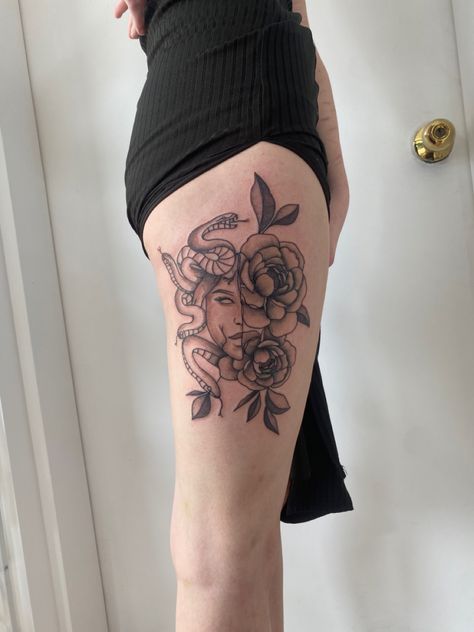 Medusa Tattoo Half Face, Madussa Tattoo On Thigh, Medusa With Flowers Tattoo, Medusa Thigh Tattoo, Tattoo Medusa, Half Flower, Flower Thigh Tattoos, Statue Tattoo, Medusa Tattoo