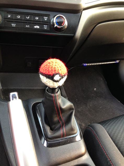 pokeball shifter knob cover Crochet Controller Cover, Crochet Car Shifter Cover, Crochet Car Dice, Crochet Shift Knob Cover, Crochet Car Things, Crochet Car Decoration, Car Decorations, Crochet Pokemon, Crochet Car