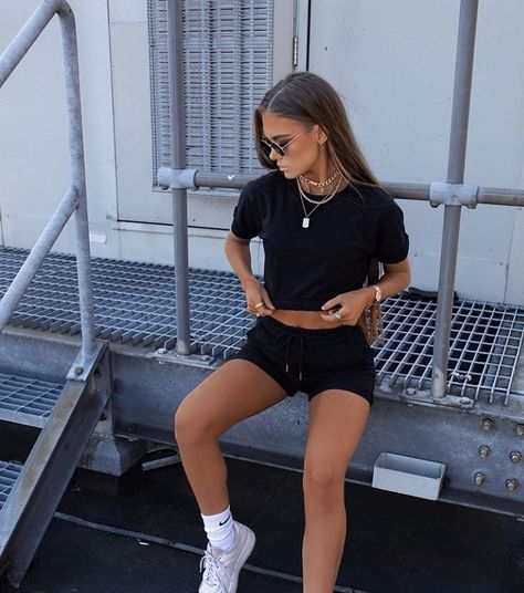 Black Sweat Shorts Outfit, Sweat Shorts Outfit, Comfy Ootd, Black Sweat Shorts, Short Fits, Rebellious Fashion, Loungewear Summer, Summer Loungewear, Fashion Athleisure