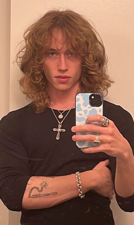 Long Hairstyles Mens Curly, Hair Styles For Men Long Hair, Shoulder Length Mens Hairstyles, Long Wavy Hair Men Haircut, Long Hair Inspo Men, Guys Long Hairstyles Straight, Feminine Men Long Hair, Guy With Shoulder Length Hair, Men's Long Hair Styles