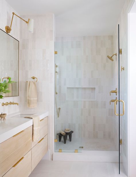 Natural Bathroom Decor, White Shower Tile Ideas, Organic Bathroom Design, Modern Organic Bathroom, White Shower Tile, Garden Hideaway, Organic Bathroom, Bathroom Lighting Ideas, Shower Tile Ideas