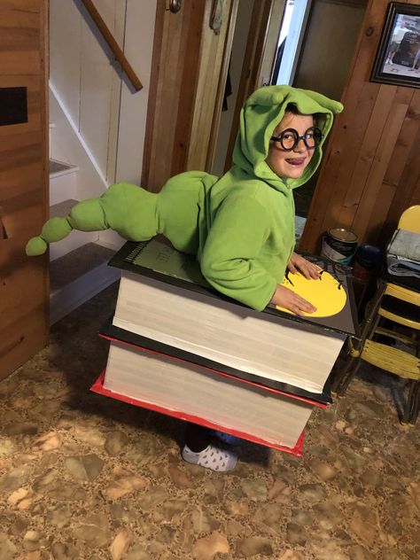 Diy Book Worm Costume, Bookworm Costume Diy, Diy Unique Halloween Costumes, Book Worm Costume, Bookworm Costume, Chameleon Costume, Vocabulary Parade, World Book Day Ideas, Fancy Dress Competition