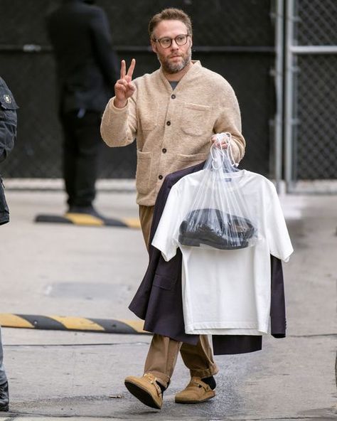 Seth Rogen Style, Boston Outfits, Older Mens Fashion, Black Men Fashion Urban, Birkenstock Outfit, Streetwear Inspiration, Seth Rogen, Mens Fashion Classic, Street Style Outfits Men