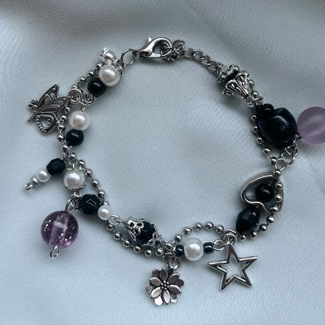 New bracelet 🖤 ~14€ [SOLD] 🏷️ Trendy Handmade Black Charm Bracelet, Y2k Grunge Bracelets, Goth Beaded Bracelet, Accesorios Dark, Goth Bracelets, Bracelets Goth, Grunge Necklaces, Scene Bracelets, Fairy Jewellery