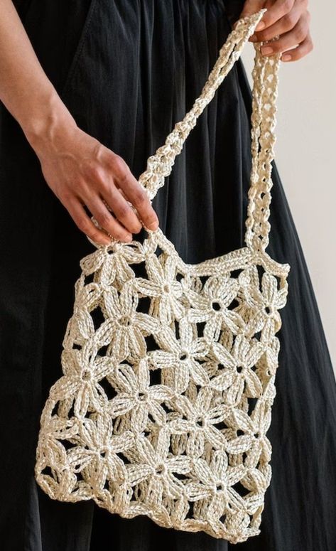 Crochet Bag Patterns for Home Use Crochet Backpack Pattern, Raffia Tote Bag, Summer Tote Bag, Diy Crochet Bag, Crochet Bedspread Pattern, Crochet Mushroom, Crochet Bag Pattern Free, Crochet Market Bag, Flower Crochet