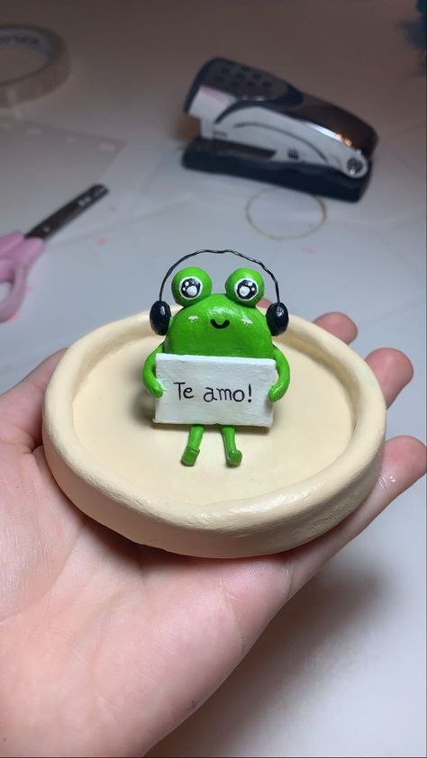 Cute Clay Frog Aesthetic, Ideas Con Porcelana Fria Aesthetic, Biscuit Aesthetic Art, Clay Crafts For Boyfriend, Coil Pottery, Sculpture Art Clay, Clay Diy Projects, How To Make Clay, Tanah Liat