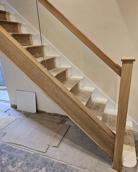 🍀 Favourite oak and glass Before & After staircase transformation 😍 Modern, sleek & stunning design to your home 👌🏼 Staircase Remodel Before And After, Staircase Transformation, Stair Renovation, Stairs Renovation, Staircase Remodel, Staircase Design, Home Sweet Home, Stairs, Sweet Home