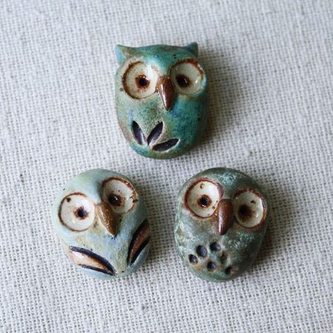 Polymer Clay Buttons Diy, Pottery Owls, Clay Owls, Tiny Sculptures, Diy Owl, Adorable Owls, Clay Buttons, Clay Owl, Clay Birds