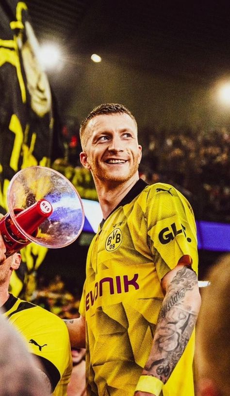 Marco Reus Wallpapers, Bvb Wallpaper, Soccer Clothing And Equipment, Benfica Wallpaper, Football Images, Football Icon, Football Is Life, Soccer Funny, Champions League Final