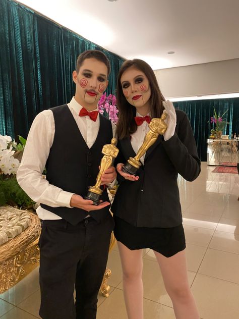 Masc Halloween Outfit, Jigsaw Couple Costume, Horror Couples, Casal Halloween, Hot Villains, Saw Costume, Halloween Casal, Jigsaw Costume, Halloween Costumes Men