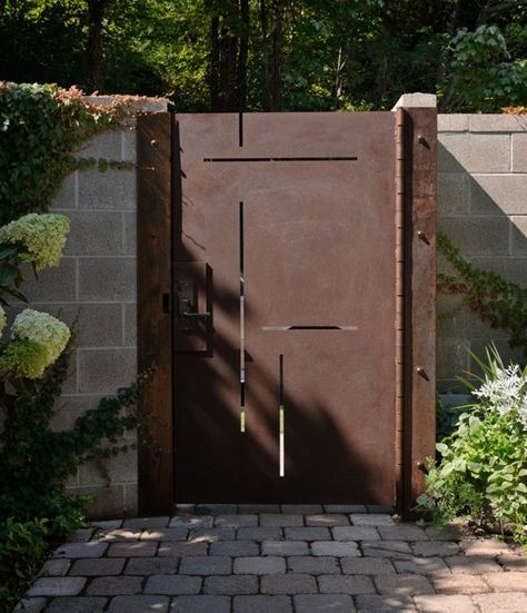 Modern lakeside dream: Lake Washington Residence designed by Castanes Architects Contemporary Gates, Tor Design, Fence Gates, Modern Courtyard, Front Gate Design, Metal Gates, Steel Gate, Front Gates, Driveway Gate