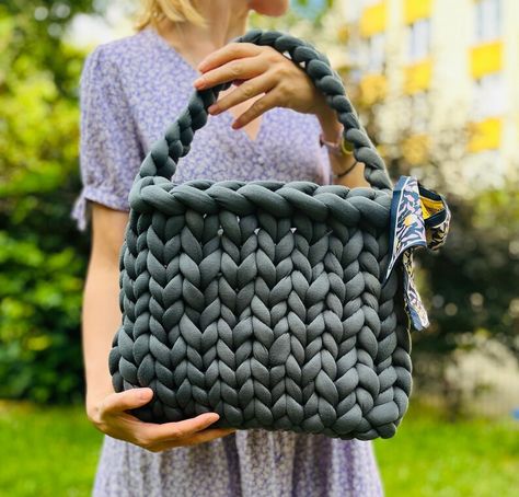 Chunky Yarn Bag, Yarn Purse, Knit Handbag, Thank You Presents, Yarn Bag, Home Decor Finds, Thick Yarn, Yarn Diy, Handmade Bag