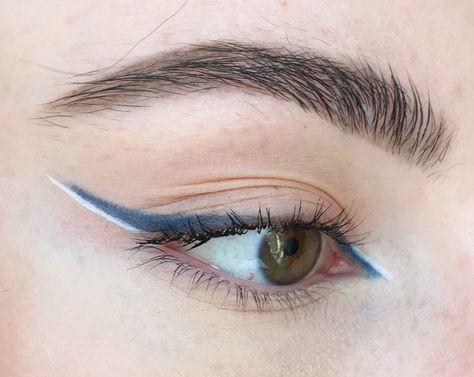 Blue Liner On Brown Eyes, Blue And White Eyeliner Looks, Blue And White Graphic Liner, Blue White Eyeliner, White Eyeliner For Hooded Eyes, White And Blue Eye Makeup, Blue And White Eye Makeup, Blue And White Eyeliner, Liner Eye Makeup