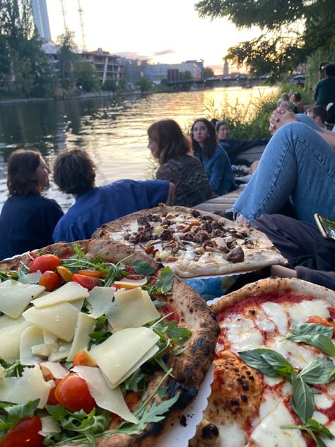 #pizza #berlin #sunset #holzmarkt #travel Berlin Germany Food, Berlin Life, Berlin Vibes, Berlin Summer, Places I Wanna Visit, Germany Food, Germany Trip, Story Aesthetic, Little Life