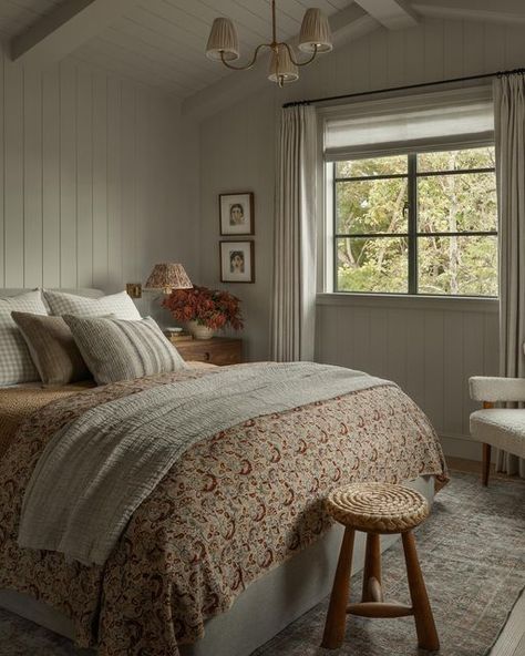 Bedroom Quilts Decor, Vintage Country Bedroom, Tan Carpet Bedroom, Bedroom 2023, Cozy Interiors, Colorful Quilt, Cottage Aesthetic, Amber Lewis, Victorian Cottage