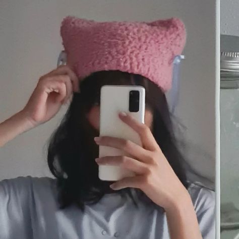 first time using fleece yarn for this catto beanie, and the hardest part was doing the first row! 🙉 i hate the process coz it took me so looong to finish, but it turned out cute, saur...😌💅˖₊⊹ your girlie @39saku_chan really makes it look easy~♫ HAHA! ok bye. 𝓈𝓉𝒶𝓃 𝓁𝑒𝓈𝓈𝑒𝓇𝒶𝒻𝒾𝓂 ♡ pattern by: @aboc.studio 🌸 #crochet #crochetaddict #crochetersofinstagram #crochetbeanie #beanie #kawaii #catbeanie #handmade #handcrafted #yarn #miyawakisakura #kkura #lesserafim #fashion #cathat #crochet Fleece Yarn Crochet, Aboc Studio, Bow Crochet, Lesserafim Sakura, Ok Bye, Cat Beanie, Beanie Crochet, The Hardest Part, Cat Hat