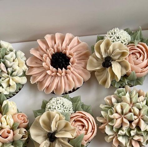 Buttercream Boutique on Instagram: "🌸🌸 SOLD 🌸🌸 12 vanilla standard box of cupcakes Pickup south Edmonton Saturday 9-12am! $90 + gst DM if interested!" Boho Floral Cupcakes, Boho Cupcakes, Floral Cupcakes, Cupcake Bouquet, Cute Cupcakes, Boho Floral, Cake Decorating Techniques, Cupcakes Decoration, Cake Desserts