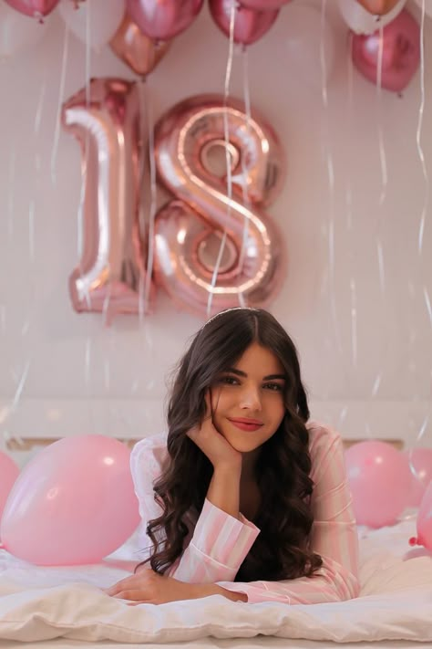 Birthday Photoshoot Sweet 16, Birthday Bed Photoshoot Ideas, 18th Birthday Photoshoot Poses, Bedroom Birthday Photoshoot, Sweet 16 Photoshoot Ideas, 16 Photoshoot Ideas, Sweet 16 Photoshoot, Bathtub Photoshoot, 16 Photoshoot