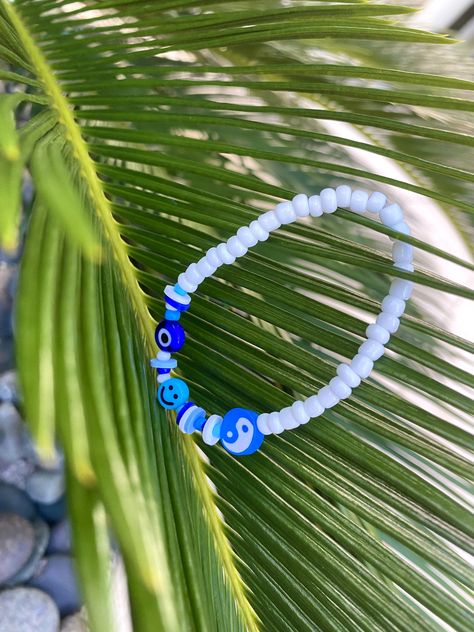 Preppy Bracelets, Bracelet Inspo, Blue Charm, Bracelets Handmade Diy, Beaded Necklace Designs, Diy Bracelets Patterns, Diy Bracelet Designs, Beads Bracelet Design, Beaded Jewelry Designs