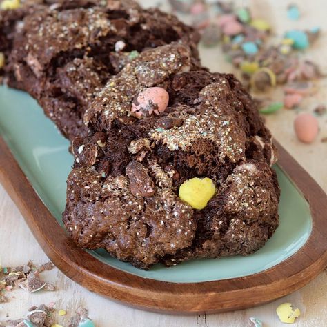 Chocolate Mini Egg Scones Best Scone Recipe, Mini Scones, Baking Lessons, Cake Loaf, Food Knowledge, Baking Stuff, Holiday Sweets, Mini Egg, Mini Eggs