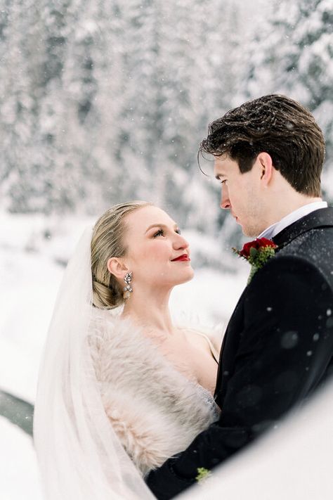 Winter Wedding Photography Poses, Winter Wedding Portraits, Winter Wedding Photoshoot, Heli Elopement, Studio Elopement, Snow Wedding Dress, Elopements Ideas, Alaska Elopement, Epic Elopement