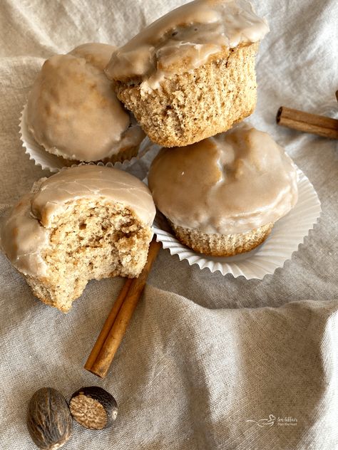 Spiced Glazed Muffins - Soft spiced muffins dunked like a glazed donut Glazed Muffins, Spiced Muffins, Peasant Bread, Savory Pumpkin, Pumpkin Dip, Donut Muffins, Spice Muffins, Cinnamon Muffins, Glazed Donut