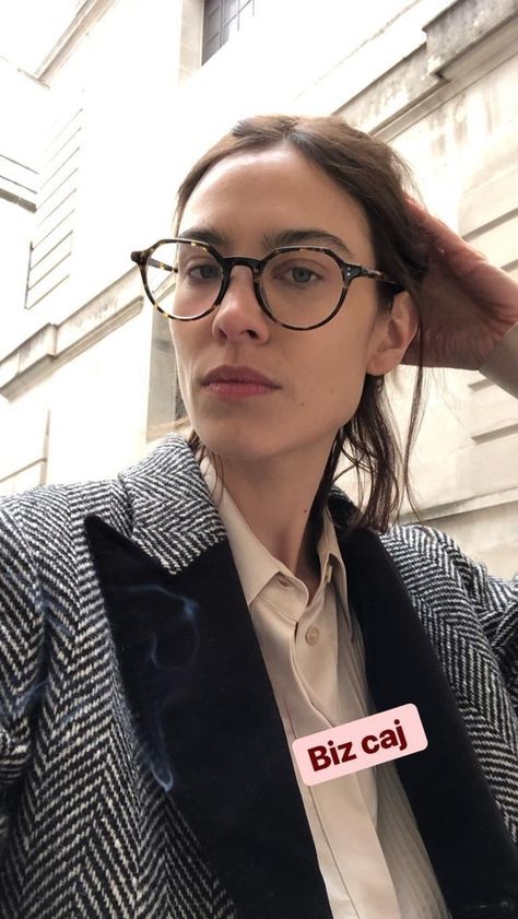 Alexa Chung Makeup, Spectacles Women, Grey Hair And Glasses, Googley Eyes, Glasses Inspiration, Alexa Chung Style, Make Up Inspiration, Glasses Fashion Women, Cat Eyeliner