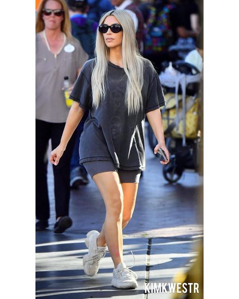 Ozweego Outfit Women, Kim Kardashian Yeezy, Disneyland October, Yeezy Boost 700 Wave Runner, Estilo Kim Kardashian, Summer/fall Outfits, Wave Runner, Kim Kardashian Outfits, Cool Girl Outfits