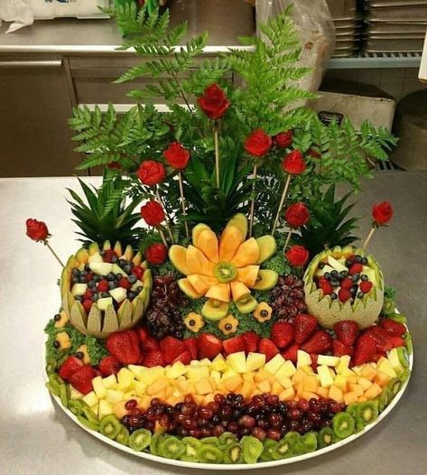 Salad Recipes - 𝑳𝒐𝒗𝒆 𝑰𝒕 💖💖 | Facebook Fruit Tray Designs, Fruit Tables, Fruit Platter Ideas Party, Thanksgiving Fruit, Edible Fruit Arrangements, Fruit Buffet, Edible Centerpieces, Deco Fruit, Fruit Creations