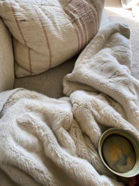 Comfy Astethic, Cosy Blanket Aesthetic, Wrapped In Blanket Aesthetic, Cozy Blankets Aesthetic, Comfy Blankets Aesthetic, Comfy Asethic, Fluffy Blanket Aesthetic, Soft Blankets Aesthetic, Cozy Blanket Aesthetic