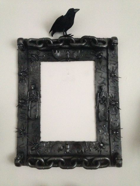 Picture frame made with foam board, and Halloween odds and ends hot glued on and spray painted black with gray highlights! Easy gothic picture frame! Dollar Tree Halloween Picture Frames, Picture Frame Halloween Ideas, Diy Goth Picture Frame, Scary Halloween Pictures, Gothic Picture Frames, Gothic Photo Frame, Spooky Picture Frame, Halloween Picture Frames, Gothic Crafts