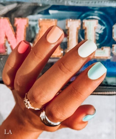 Manicure Pale Skin, Carribean Vacation Nails, Beautiful Spring Nails, Beach Toe Nails, Spring Nails Inspiration, Mint Palette, 2023 Spring Nails, Spring Nails Art, Nail Art Flower