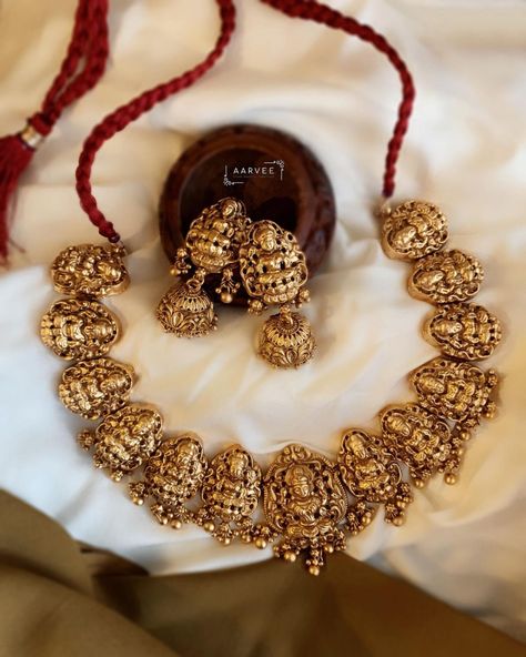 Antique Lakshmi Necklace, South Indian Wedding Jewelry Sets, Temple Jewelry Necklace Antique Gold, Gold Temple Jewellery Necklace Set, Lakshmi Necklace Gold, South Indian Bridal Jewelry Sets, Indian Jewelry Sets Gold, South Indian Wedding Jewelry, Silver Rings Vintage