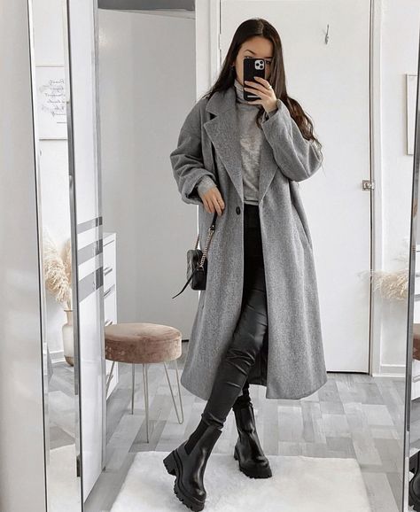 Outfit Manteau Gris, Grey Overcoat Outfit Women, Long Grey Coat Outfit, New York Outfits Winter Cold Weather, Maxi Coat Outfit, Grey Coat Outfit, Mantel Outfit, December Outfits, Cute Sweatpants Outfit