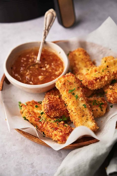 Air fried mozzarella sticks on a serving plate with sweet chili sauce. Air Fryer Mozzarella Sticks, Air Fryer Mozzarella, Roasted Sweet Potato Cubes, Homemade Mozzarella Sticks, Mozzarella Sticks Recipe, Homemade Pizza Rolls, Homemade Bbq Sauce Recipe, Easy Snacks For Kids, Mozzarella Cheese Sticks