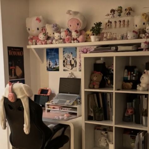 bedroom inspiration Grunge Desk Aesthetic, Desk Setup Coquette, Y2k Grunge Room Aesthetic, Y2k Desk Setup, Room Inspo Grunge Y2k, Sanrio Bedroom Aesthetic, Cybergoth Room, Y2k Grunge Bedroom, Cybercore Desk