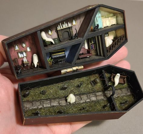 Miniature Coffin, 3d Printed Furniture, Ghost House, Haunted Dollhouse, Halloween Miniatures, Miniature Diy, Homecoming Proposal Ideas, Miniature Crafts, Mini Things