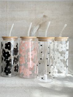 Tumblr Cup Designs Vinyl, Stuff To Buy For Your Room, Cute Drinking Glasses, Vinyl Cups Ideas, Aesthetic Glass Cups, Aesthetic Things For Room, Sippers With Straw, Tumbler Aesthetics, Cute Tumbler Cups